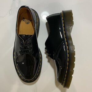 NEW Dr. Martens Oxfords Shoes size 5US